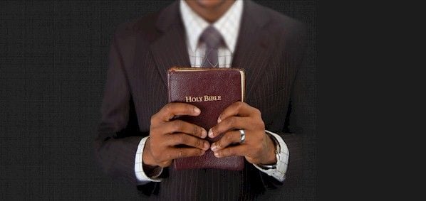 hands_holding_bible