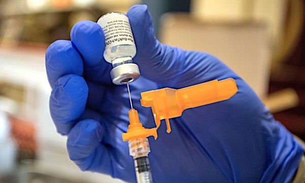 Un technicien médical de l'Air Force prélève une dose du vaccin COVID-19 pour inoculer les réservistes de l'Air Force à la base conjointe Lewis McChord, Washington, le 12 septembre 2021. (Photo de l'US Air Force par le sergent d'état-major Paolo Felicitas)