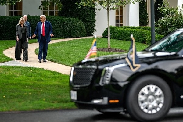 President Donald Trump and Attorney General Pam Bondi depart the White House enroute to the U. S. Park Police Anacostia Operations Facility, Thursday, Aug. 21, 2025, in Washington, D.C. (Official White House photo by Daniel Torok)